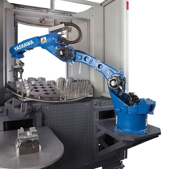 Die schlanke Bauform der neuen Yaskawa-Roboter prädestiniert sie für Einsätze unter beengten Platzverhältnissen wie beim Be- und Entladen von Werkzeugmaschinen. Die schlanke Bauform der neuen Yaskawa-Roboter prädestiniert sie für Einsätze unter beengten Platzverhältnissen wie beim Be- und Entladen von Werkzeugmaschinen.