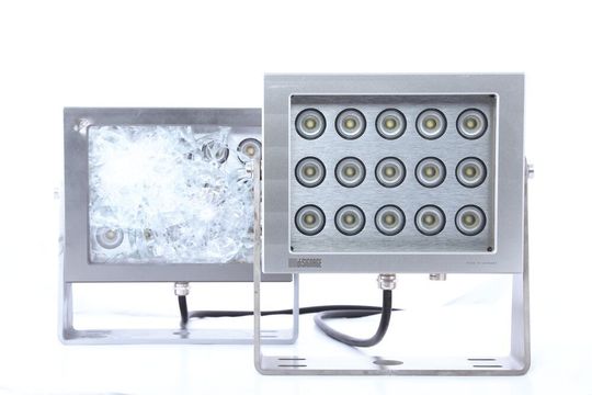 Die von Disignage gefertigten Strahler bestehen aus einem Gehäuse, das aus massiven Aluminium gefräst wird. Geschützt werden die LEDs von absolut farbneutralem und schussicheren Glas von Silatec. Die von Disignage gefertigten Strahler bestehen aus einem Gehäuse, das aus massiven Aluminium gefräst wird. Geschützt werden die LEDs von absolut farbneutralem und schussicheren Glas von Silatec.