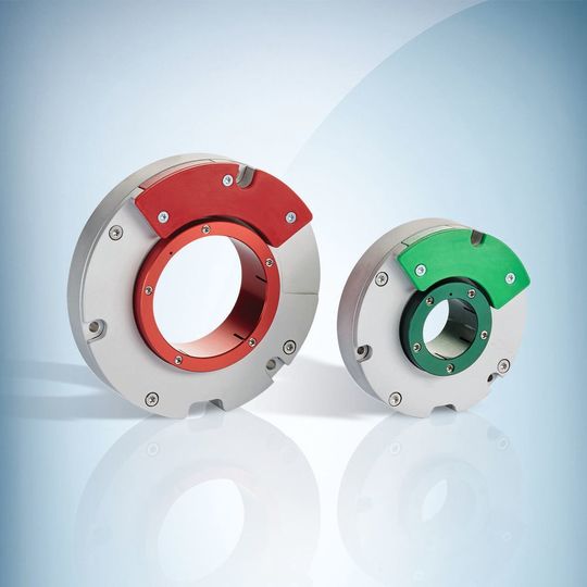 Mit den neuen Motor-Feedback-Systemen der Serie SES/SEM 70 und 90 bringt Sick jetzt auch die Sicherheitstechnik sowie integrierten Multiturn in die Welt der Direktantriebe. Mit den neuen Motor-Feedback-Systemen der Serie SES/SEM 70 und 90 bringt Sick jetzt auch die Sicherheitstechnik sowie integrierten Multiturn in die Welt der Direktantriebe.