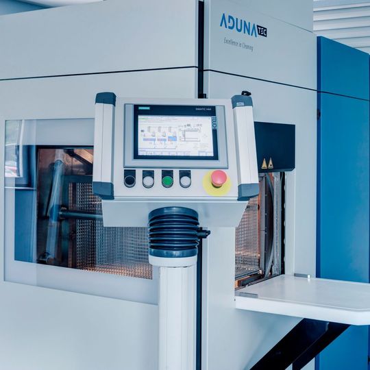 Die Kammerreinigungsanlage Aduna K100 kann bei höchsten Reinheitsanforderungen mit bis zu 5 verschiedenen Reinigungs-, Spül- und Passivierungsbädern ausgestattet werden. Die Kammerreinigungsanlage Aduna K100 kann bei höchsten Reinheitsanforderungen mit bis zu 5 verschiedenen Reinigungs-, Spül- und Passivierungsbädern ausgestattet werden.