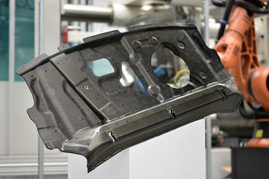 Der Technologiedemonstrator stellt ein Strukturbauteil im hinteren Bereich einer Fahrzeugkarosserie dar. Der Technologiedemonstrator stellt ein Strukturbauteil im hinteren Bereich einer Fahrzeugkarosserie dar.