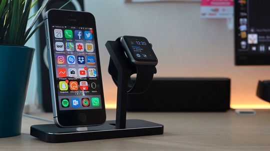 Ein weiterer Schritt zur vollkommenen Unabhängigkeit? Laut einem Bericht des Nachrichtendienstes Bloomberg will Apple künftig seine MicroLED-Displays selbst entwickeln. Erste Prototypen im Format der Apple Watch habe man demnach bereits produziert. Ein weiterer Schritt zur vollkommenen Unabhängigkeit? Laut einem Bericht des Nachrichtendienstes Bloomberg will Apple künftig seine MicroLED-Displays selbst entwickeln. Erste Prototypen im Format der Apple Watch habe man demnach bereits produziert.