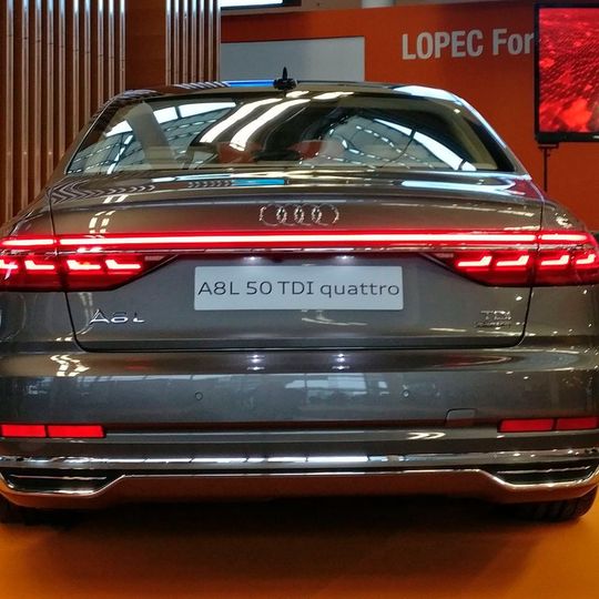 Der neue Audi A8 mit integrierten OLED-Rückleuchten ermöglicht eine extrem homogene Ausleuchtung mit flexiblen Lichtdesign. Der neue Audi A8 mit integrierten OLED-Rückleuchten ermöglicht eine extrem homogene Ausleuchtung mit flexiblen Lichtdesign.