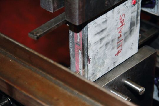 Prüfung des Klebverbunds mit stückverzinktem Substrat an einer bauteilähnlichen Laschenverbindung: Die Klebeeignung konnte bestätigt werden. Prüfung des Klebverbunds mit stückverzinktem Substrat an einer bauteilähnlichen Laschenverbindung: Die Klebeeignung konnte bestätigt werden.