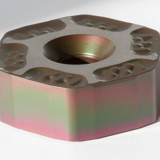 In der größten Schälmaschine der Welt kommen innovative Sechskant-Schruppplatten von Ceratizit zum Einsatz, die den extrem hohen Zerspanwerten standhalten. In der größten Schälmaschine der Welt kommen innovative Sechskant-Schruppplatten von Ceratizit zum Einsatz, die den extrem hohen Zerspanwerten standhalten.