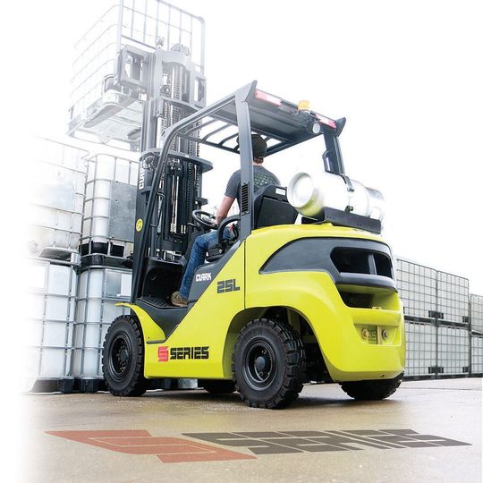 Die S Series von Clark will mit ergonomischem Arbeitsplatz, aktivem Sicherheitssystem und einem smarten Informationssystem punkten. Die S Series von Clark will mit ergonomischem Arbeitsplatz, aktivem Sicherheitssystem und einem smarten Informationssystem punkten.
