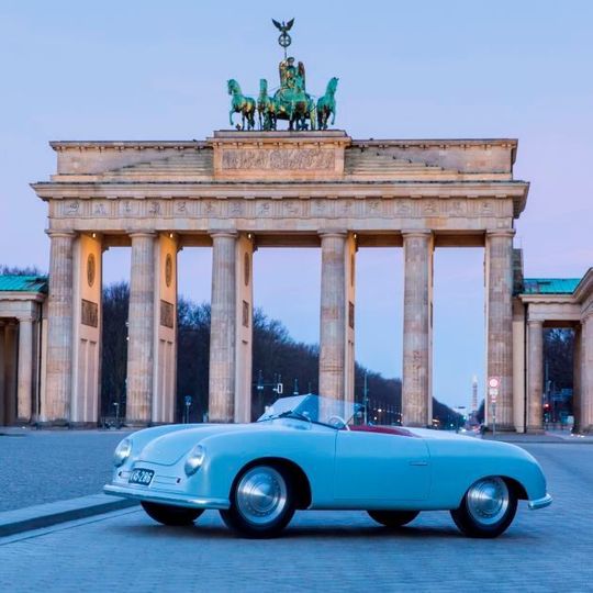 Der Ur-356 von 1948 war die erste Porsche-Kontruktion, die den Namen ihres Erfinders trug. Der Ur-356 von 1948 war die erste Porsche-Kontruktion, die den Namen ihres Erfinders trug.