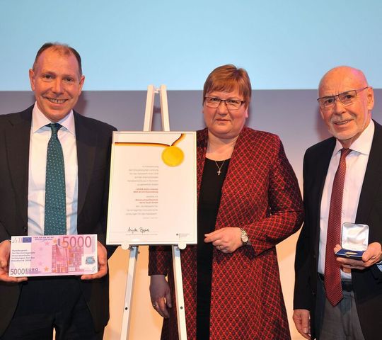 Ausgezeichnete kabellose Effizienz: Dem Unternehmen Heinz Soyer wurde im Rahmen der internationalen Handwerksmesse 2018 in München der „Bundespreis für innovative Leistungen für das Handwerk“ verliehen. Das mobile, akkubetriebene Hochleistungs-Bolzenschweißgerät BMK-8i Accu hat die Jury überzeugt, heißt es. Heinz Soyer jun. und Heinz Soyer sen., die beiden Geschäftsführer des Unternehmens mit der Parlamentarischen Staatssekretärin Iris Gleicke (MdB) bei der Preisverleihung. Ausgezeichnete kabellose Effizienz: Dem Unternehmen Heinz Soyer wurde im Rahmen der internationalen Handwerksmesse 2018 in München der „Bundespreis für innovative Leistungen für das Handwerk“ verliehen. Das mobile, akkubetriebene Hochleistungs-Bolzenschweißgerät BMK-8i Accu hat die Jury überzeugt, heißt es. Heinz Soyer jun. und Heinz Soyer sen., die beiden Geschäftsführer des Unternehmens mit der Parlamentarischen Staatssekretärin Iris Gleicke (MdB) bei der Preisverleihung.