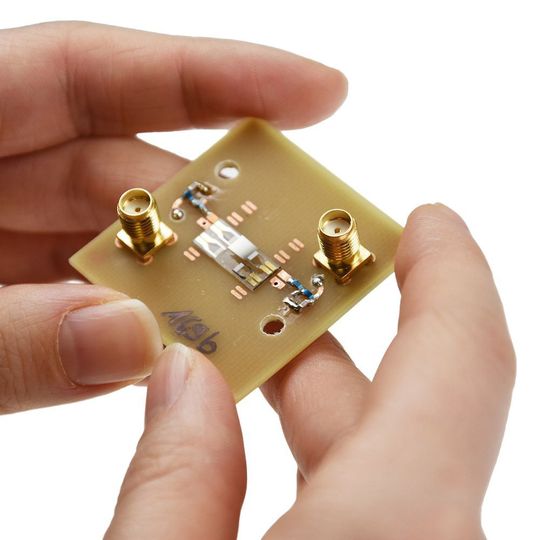 19 mm lang und 4 mm breit sind die silbern glänzenden Magnetfeldsensoren, die Forscher an der CAU entwickelt haben. Für eine medizinische Anwendung müssten sie jedoch noch weitaus kleiner und empfindlicher werden. 19 mm lang und 4 mm breit sind die silbern glänzenden Magnetfeldsensoren, die Forscher an der CAU entwickelt haben. Für eine medizinische Anwendung müssten sie jedoch noch weitaus kleiner und empfindlicher werden.