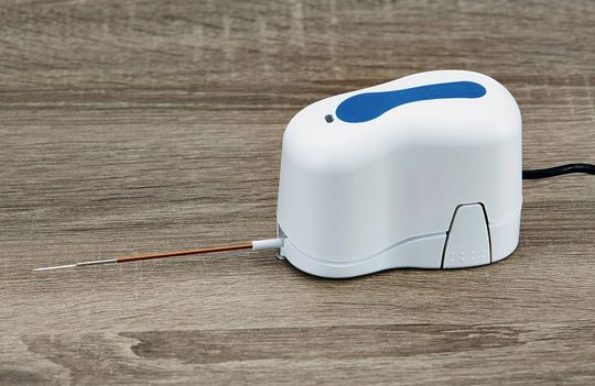 Merz Pharma fertigt das Gehäuse für das Motormodul seines Cellfina-Systems aus dem flammgeschützten Polycarbonat-Blend Makroblend M4000 FR PC+PBT von Covestro. Merz Pharma fertigt das Gehäuse für das Motormodul seines Cellfina-Systems aus dem flammgeschützten Polycarbonat-Blend Makroblend M4000 FR PC+PBT von Covestro.