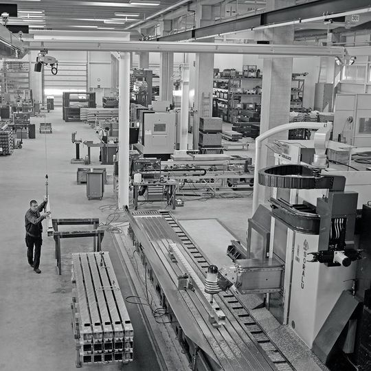 Werkhalle Schmid AG: Grosse, bis zu 100 t schwere Bauteile im Lohnauftrag fertigen. Werkhalle Schmid AG: Grosse, bis zu 100 t schwere Bauteile im Lohnauftrag fertigen.