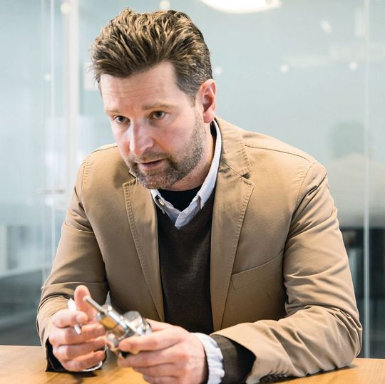 «Die Geschwindigkeit, in der wir Verfahren und Technologien entwickeln, wird sich in den kommenden Jahren mit Hilfe der Digitalisierung weiter verkürzen», Pascal Forrer, Global Sales and Marketing Director, Rego-Fix AG. «Die Geschwindigkeit, in der wir Verfahren und Technologien entwickeln, wird sich in den kommenden Jahren mit Hilfe der Digitalisierung weiter verkürzen», Pascal Forrer, Global Sales and Marketing Director, Rego-Fix AG.
