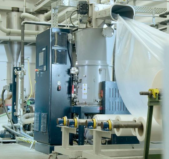 Die Intarema K von Erema ist beim Blasfolienhersteller Coveris 24 Stunden pro Tag im Einsatz, heißt es. Das automatisch recycelte Material werde zu 100 % wieder in die Folienproduktion rückgeführt. Die Intarema K ist für die Verarbeitung sauberer Kunststoffabfälle geeignet, heißt es. PE-Mono- oder -Mehrschichtmaterial, PE-Randstreifen mit PP, PA, EVOH beziehungsweise EVA-Anteilen oder auch atmungsaktive PE-Folienreste, versetzt mit Kalziumcarbonat, könnten damit verarbeitet werden. Die Intarema K von Erema ist beim Blasfolienhersteller Coveris 24 Stunden pro Tag im Einsatz, heißt es. Das automatisch recycelte Material werde zu 100 % wieder in die Folienproduktion rückgeführt. Die Intarema K ist für die Verarbeitung sauberer Kunststoffabfälle geeignet, heißt es. PE-Mono- oder -Mehrschichtmaterial, PE-Randstreifen mit PP, PA, EVOH beziehungsweise EVA-Anteilen oder auch atmungsaktive PE-Folienreste, versetzt mit Kalziumcarbonat, könnten damit verarbeitet werden.