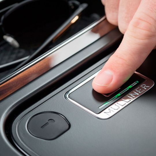 Exklusives Extra im Bentley Bentayga: Ein Tresor mit Fingerabdruck-Sensoren. Exklusives Extra im Bentley Bentayga: Ein Tresor mit Fingerabdruck-Sensoren.