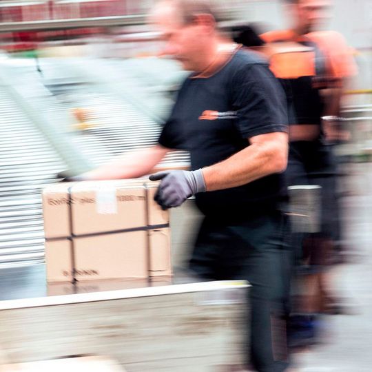 Ein Fahrer von Trans-O-Flex an der Sortieranlage für die Sendungen. Ein Fahrer von Trans-O-Flex an der Sortieranlage für die Sendungen.