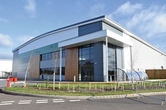 Siemens investiert in Worcester (GB) 30 Mio. Euro in eine neue, hochmoderne Produktionsstätte für die Additive Fertigung. Die Investition ist Teil der Unternehmensstrategie zum Auf- und Ausbau eines globalen Geschäftes mit Dienstleistungen im Bereich des 3D-Drucks. Siemens investiert in Worcester (GB) 30 Mio. Euro in eine neue, hochmoderne Produktionsstätte für die Additive Fertigung. Die Investition ist Teil der Unternehmensstrategie zum Auf- und Ausbau eines globalen Geschäftes mit Dienstleistungen im Bereich des 3D-Drucks.