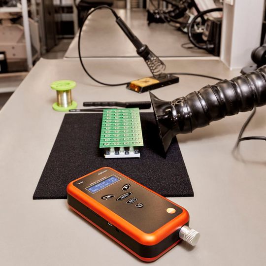 Der Disc Mini von Testo in der Messumgebung an einem Lötarbeitsplatz. Der Disc Mini von Testo in der Messumgebung an einem Lötarbeitsplatz.