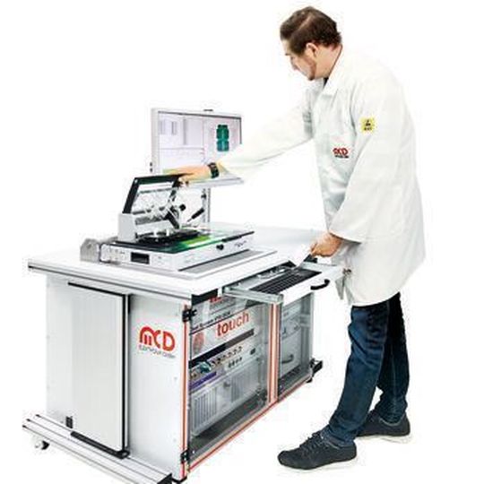 Bild 1: Der VTS 2030-Tester ist durch leicht zu wechselnde Prüfadapter besonders vielseitig. Er verfügt über eine anwenderfreundliche Höhenverstellung. Ein automatisches Berechtigungsmanagement über RFID-Karten sorgt für Sicherheit. Bild 1: Der VTS 2030-Tester ist durch leicht zu wechselnde Prüfadapter besonders vielseitig. Er verfügt über eine anwenderfreundliche Höhenverstellung. Ein automatisches Berechtigungsmanagement über RFID-Karten sorgt für Sicherheit.