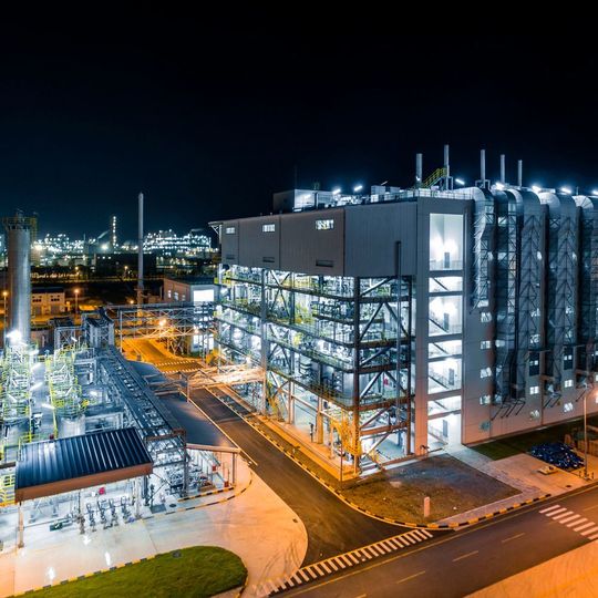 Im asiatisch-pazifischen Raum konnten die deutschen Großanalgenbauer einen Zuwachs um 60% verbuchen. Auch der Deutsche Chemie-Branchenprimus BASF setzt auf Asien: Erst Ende 2017 wurde die neue Großanlage für die Produktion von Chemiekatalysatoren in Caojing/China in Betrieb genommen. Im asiatisch-pazifischen Raum konnten die deutschen Großanalgenbauer einen Zuwachs um 60% verbuchen. Auch der Deutsche Chemie-Branchenprimus BASF setzt auf Asien: Erst Ende 2017 wurde die neue Großanlage für die Produktion von Chemiekatalysatoren in Caojing/China in Betrieb genommen.