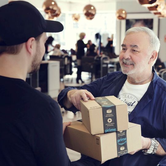 Friseur und Inhaber Udo Walz hat „Amazon Salon Pro“ mit einer großen Zubehörauswahl für professionelle Barbiere vorab getestet. Friseur und Inhaber Udo Walz hat „Amazon Salon Pro“ mit einer großen Zubehörauswahl für professionelle Barbiere vorab getestet.