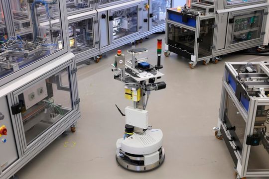 Auf der Hannover Messe zeigt die Smart-Factory-KL anhand eines flexiblen Transportsystems mögliche Anwendungen der 5G-Technologie. Auf der Hannover Messe zeigt die Smart-Factory-KL anhand eines flexiblen Transportsystems mögliche Anwendungen der 5G-Technologie.