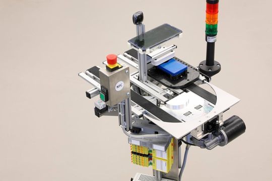 Auf dem Transportsystem installierte Kameras zur optischen Qualitätsprüfung liefern hohe Datenmengen, die mit der 5G-Techologie mobil in die Cloud zur Auswertung übertragen werden. Somit kann die Totzeit beim Produkttransport sinnvoll genutzt werden