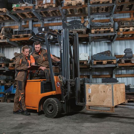 DBL-Mietkollektionen wie zum Beispiel Elements bieten moderne Optik und funktionale Details wie elastische Stretcheinsätze in Rücken und Ärmeln. Der DBL-Mietservice sorgt für eine fachgerechte Aufbereitung aller Kleidungsstücke. DBL-Mietkollektionen wie zum Beispiel Elements bieten moderne Optik und funktionale Details wie elastische Stretcheinsätze in Rücken und Ärmeln. Der DBL-Mietservice sorgt für eine fachgerechte Aufbereitung aller Kleidungsstücke.