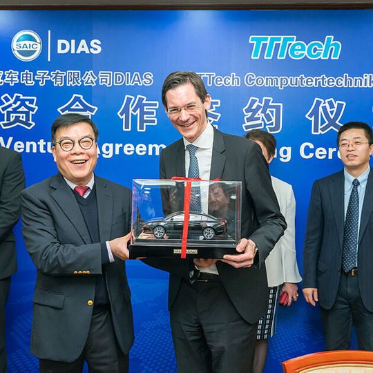 Vertreter der Shanghai Automotive Industry Corporation und TTTech bei der offiziellen Vertragsunterzeichnung des Joint Ventures. Vertreter der Shanghai Automotive Industry Corporation und TTTech bei der offiziellen Vertragsunterzeichnung des Joint Ventures.