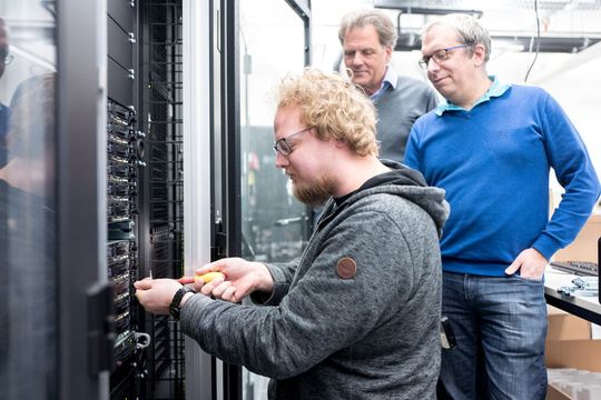 Daniel Mann, Klaus Gerwert und Carsten Kötting (von links) nutzten unter anderem Computersimulationen, um herauszufinden, in welchem Zustand sich der Bindungspartner des Ras-Proteins befindet. Daniel Mann, Klaus Gerwert und Carsten Kötting (von links) nutzten unter anderem Computersimulationen, um herauszufinden, in welchem Zustand sich der Bindungspartner des Ras-Proteins befindet.