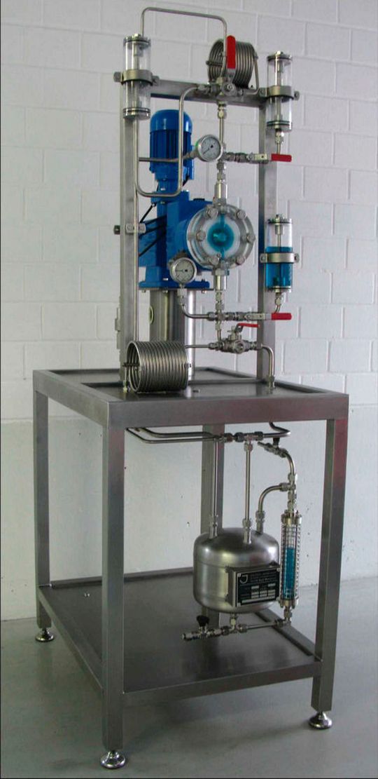 Besucher der Hannover Messe können außerdem einen Pulsations-Kavitations-Vorführstand besichtigen, an dem verschiedene Betriebszustände einer Membrandosierpumpe gezeigt werden