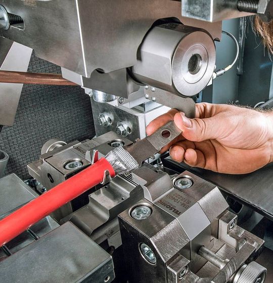 Wie ein Zulieferer 160 mm² dicke Aluleitungen im Rohrkabelschuh mit dem Powerwheel-Ultraschallschweißverfahren von Telsonic sicher für die Anwendung in Nutzfahrzeugen kontaktiert. Wie ein Zulieferer 160 mm² dicke Aluleitungen im Rohrkabelschuh mit dem Powerwheel-Ultraschallschweißverfahren von Telsonic sicher für die Anwendung in Nutzfahrzeugen kontaktiert.