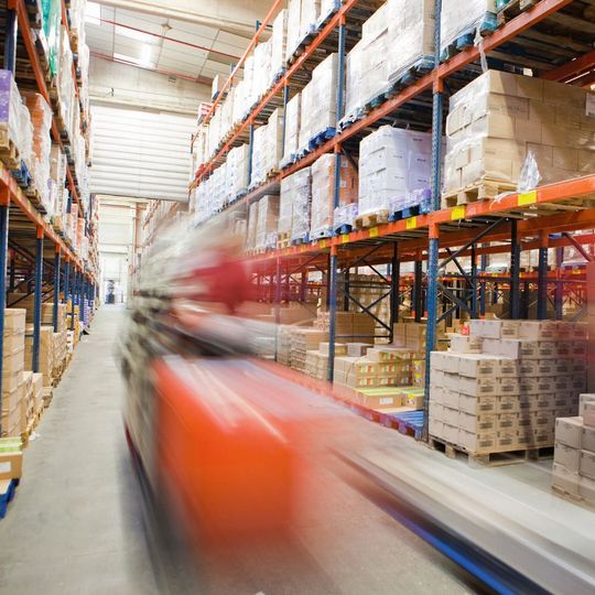 Lagerung verursacht hohe Bestandskosten, verringert jedoch die Lieferzeiten. Eine Automatisierung des Bestellprozesses hilft, die richtige Balance zu finden. Lagerung verursacht hohe Bestandskosten, verringert jedoch die Lieferzeiten. Eine Automatisierung des Bestellprozesses hilft, die richtige Balance zu finden.
