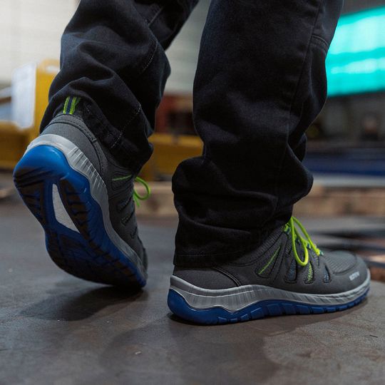 Mit einem Dämpfungskonzept sorgen die Wellmaxx-Modelle von Elten für eine spürbare Erleichterung beim Träger (hier: Maddox Grey-Blue Low ESD S1P). Mit einem Dämpfungskonzept sorgen die Wellmaxx-Modelle von Elten für eine spürbare Erleichterung beim Träger (hier: Maddox Grey-Blue Low ESD S1P).