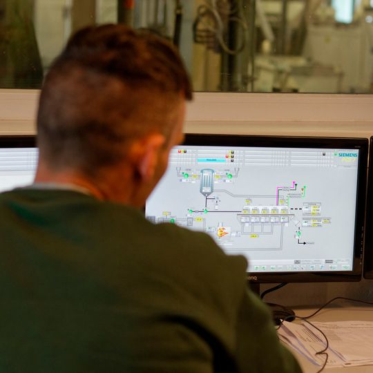 Alles im Blick mit dem Prozessleitsystem Simatic PCS 7: Im Verfahren der Wirbelschicht-Sprühgranulation werden staubfreie Granulate mit frei einstellbaren Partikelgrößen zwischen 200 µm und 5.000 µm kontinuierlich hergestellt. Alles im Blick mit dem Prozessleitsystem Simatic PCS 7: Im Verfahren der Wirbelschicht-Sprühgranulation werden staubfreie Granulate mit frei einstellbaren Partikelgrößen zwischen 200 µm und 5.000 µm kontinuierlich hergestellt.