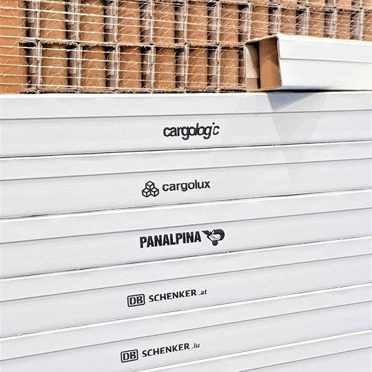 Zur Gewichts- und Kostenersparnis im Frachtflieger bietet Trilatec ab März 2018 das „squAIR-timber“-System aus ultramodernem Karton-Faserverbundstoff an.