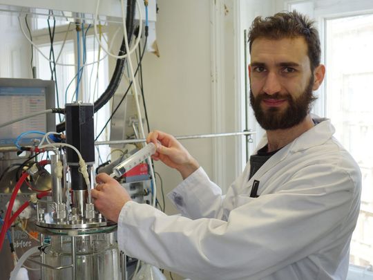 Julian Kager bei der Arbeit am Bioreaktor. Julian Kager bei der Arbeit am Bioreaktor.