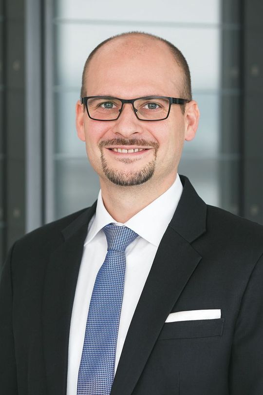 Markus Horn ist der neu Geschäftsführer bei der Paul Horn GmbH. Gemeinsam mit seinem Vater Lothar Horn steuert er die Geschäfte des Werkzeugherstellers aus Tübingen (DE) Markus Horn ist der neu Geschäftsführer bei der Paul Horn GmbH. Gemeinsam mit seinem Vater Lothar Horn steuert er die Geschäfte des Werkzeugherstellers aus Tübingen (DE)