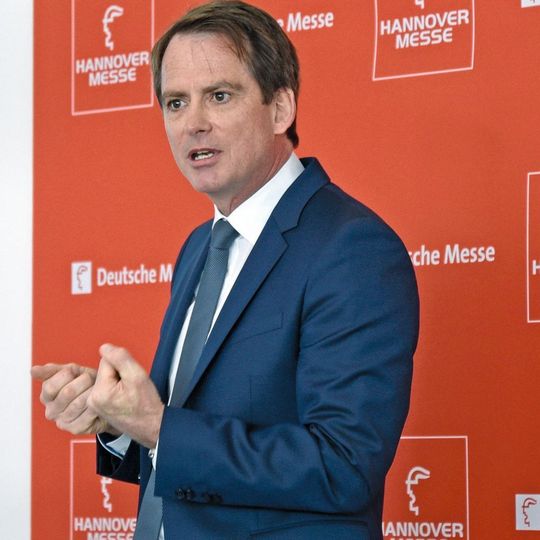 Thorsten Cleve, Director Manufacturing bei Microsoft Deutschland, presented the industry-4.0 strategy of the software company and clarifies why man nowadays belongs to the exhibitors of Digital Factory. Thorsten Cleve, Director Manufacturing bei Microsoft Deutschland, presented the industry-4.0 strategy of the software company and clarifies why man nowadays belongs to the exhibitors of Digital Factory.