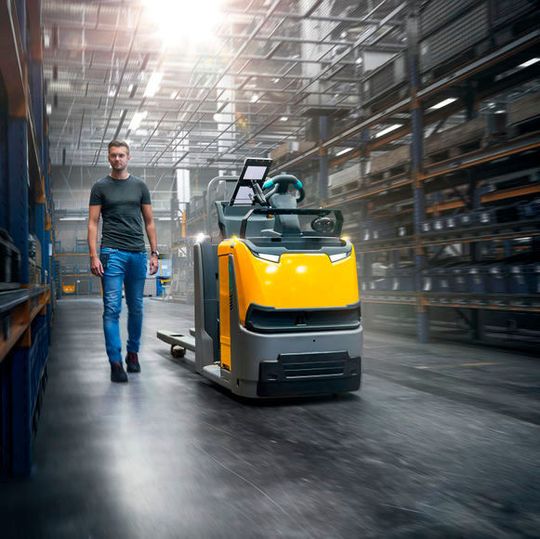Der Intralogistikkonzern präsentiert auf der Cemat den ECE 225 mit 'Easypilot Follow' Funktion. Die Remote-Bedienungsoption verbindet das Fahrzeug per NFC-Schnittstelle mit dem Control Bar des Bedieners und folgt diesem automatisch auf Schritt und Tritt. Der Intralogistikkonzern präsentiert auf der Cemat den ECE 225 mit 'Easypilot Follow' Funktion. Die Remote-Bedienungsoption verbindet das Fahrzeug per NFC-Schnittstelle mit dem Control Bar des Bedieners und folgt diesem automatisch auf Schritt und Tritt.