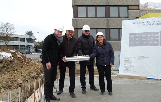 Grundsteinlegung am neuen Firmenstandort in Echterdingen: Die aktuelle Geschäftsführung Marco Jähnig, Peter Maier, Werner Landhäußer, Stefanie Kästle mit der Zeitkapsel in Form eines Pneumatik-Zylinderrohrs. Grundsteinlegung am neuen Firmenstandort in Echterdingen: Die aktuelle Geschäftsführung Marco Jähnig, Peter Maier, Werner Landhäußer, Stefanie Kästle mit der Zeitkapsel in Form eines Pneumatik-Zylinderrohrs.