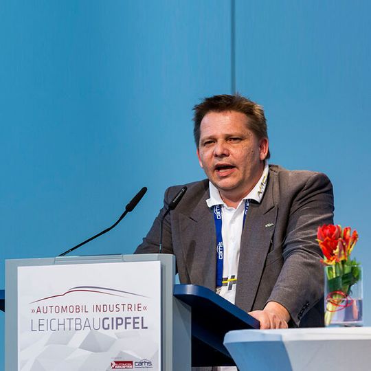 Rainer Kurek, Geschäftsführer der Automotive Management Consulting GmbH auf dem „Automobil Industrie Leichtbau-Gipfel“ in Würzburg. Rainer Kurek, Geschäftsführer der Automotive Management Consulting GmbH auf dem „Automobil Industrie Leichtbau-Gipfel“ in Würzburg.