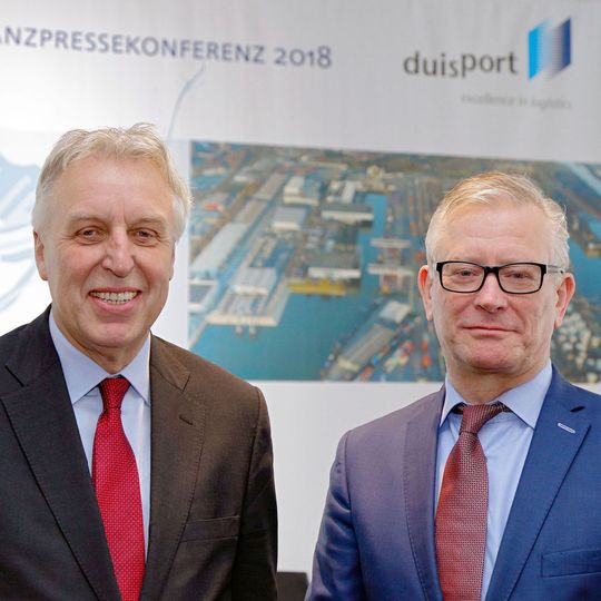 Der Duisport-Vorstand Erich Staake (Vorsitzender, l.) und Prof. Thomas Schlipköther bei der diesjährigen Pressekonferenz.