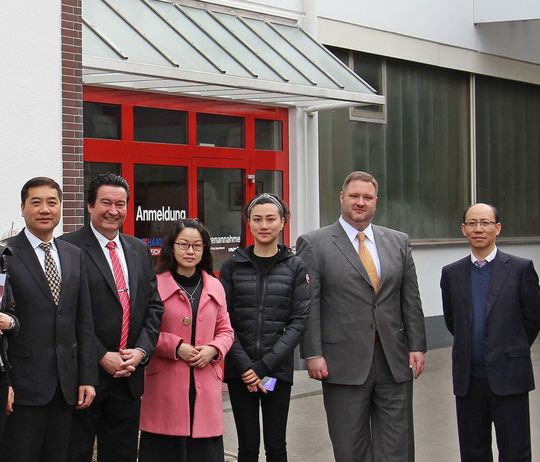 Eine hochrangige Delegation aus China besuchte jüngst das Unternehmen Hamuel Reichenbacher in Dörfles-Eßbach. Die Chinesen unter der Führung des General Managers der Shanghai Aircraft Industries kamen im Rahmen einer Geschäftsreise durch Deutschland, um sich auch bei Hamuel Reichenbacher über für den Flugzeugbau geeignete Hightech-CNC-Bearbeitungszentren zu informieren. Begrüßt wurden sie von Andreas Leutheußer (zweiter von rechts) einem der Geschäftsführer.... Eine hochrangige Delegation aus China besuchte jüngst das Unternehmen Hamuel Reichenbacher in Dörfles-Eßbach. Die Chinesen unter der Führung des General Managers der Shanghai Aircraft Industries kamen im Rahmen einer Geschäftsreise durch Deutschland, um sich auch bei Hamuel Reichenbacher über für den Flugzeugbau geeignete Hightech-CNC-Bearbeitungszentren zu informieren. Begrüßt wurden sie von Andreas Leutheußer (zweiter von rechts) einem der Geschäftsführer....