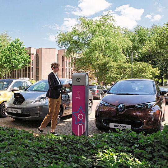 Bei dem neuen Gemeinschaftsunternehmen von Innogy und DKV können gewerbliche Flottenbetreiber künftig Elektroautos anbieterübergreifend laden und erhalten nur eine zentrale Rechnung. Bei dem neuen Gemeinschaftsunternehmen von Innogy und DKV können gewerbliche Flottenbetreiber künftig Elektroautos anbieterübergreifend laden und erhalten nur eine zentrale Rechnung.