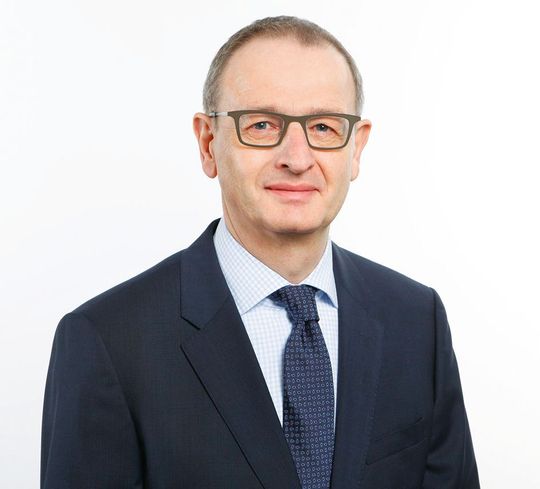 „In Übereinstimmung mit dem Ausstellervotum wird der Messesamstag als überholtes Relikt in Zukunft entfallen“, so VDW-Geschäftsführer Dr. Wilfried Schäfer. „In Übereinstimmung mit dem Ausstellervotum wird der Messesamstag als überholtes Relikt in Zukunft entfallen“, so VDW-Geschäftsführer Dr. Wilfried Schäfer.