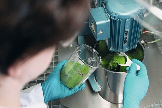 Die grüne Chromoxid-Keramik eignet sich insbesondere dort für die Oberflächenveredelung, wo aggressive Medien, wie Lacke oder Farben, zum Einsatz kommen. Die grüne Chromoxid-Keramik eignet sich insbesondere dort für die Oberflächenveredelung, wo aggressive Medien, wie Lacke oder Farben, zum Einsatz kommen.