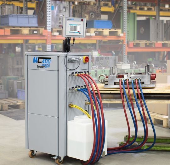 Mit dem Mold Check MC 400 von Cooling Systems können Spritzgießer auf ein kompaktes System zurückgreifen mit dem wassergekühlte Spritzgießwerkzeuge auf ihre Dichtheit und Soll-Durchflussmenge schnell und exakt überprüft werden können. Mit dem Mold Check MC 400 von Cooling Systems können Spritzgießer auf ein kompaktes System zurückgreifen mit dem wassergekühlte Spritzgießwerkzeuge auf ihre Dichtheit und Soll-Durchflussmenge schnell und exakt überprüft werden können.