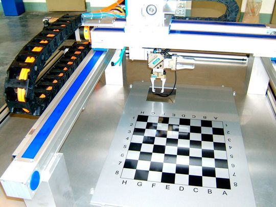 Lineartechnik, Elektroantriebe, Greifer, Drehmodule und vieles mehr: Der Schach spielende Portalroboter ist ein Beispiel für die vielseitigen Kernkompetenzen, die ANT in seinem Partnerkonzept für die Realisierung kompletter Systemeinheiten zur Prozessautomatisierung zusammenführt. Lineartechnik, Elektroantriebe, Greifer, Drehmodule und vieles mehr: Der Schach spielende Portalroboter ist ein Beispiel für die vielseitigen Kernkompetenzen, die ANT in seinem Partnerkonzept für die Realisierung kompletter Systemeinheiten zur Prozessautomatisierung zusammenführt.