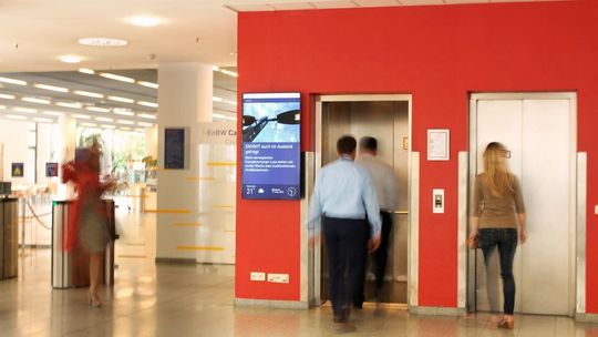 Digitale Screens können die interne Kommunikation im B2B unterstützen. Digitale Screens können die interne Kommunikation im B2B unterstützen.
