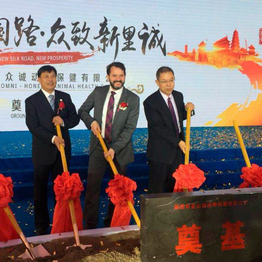 Boehringer Ingelheim, KMOH und ZNWT gründen ein Impfstoff-Joint Venture zur Bekämpfung und Prävention von Maul- und Klauenseuche in China. Boehringer Ingelheim, KMOH und ZNWT gründen ein Impfstoff-Joint Venture zur Bekämpfung und Prävention von Maul- und Klauenseuche in China.